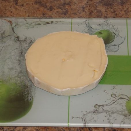 Krok 1 - Smażony camembert z sosem czosnkowym foto
