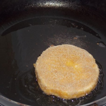 Krok 4 - Smażony camembert z sosem czosnkowym foto