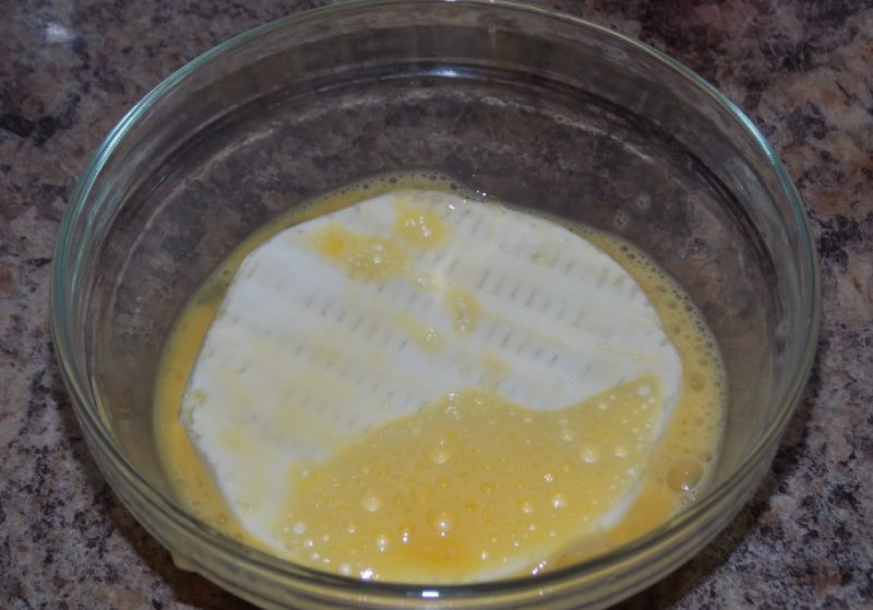 Smażony camembert z sosem czosnkowym foto