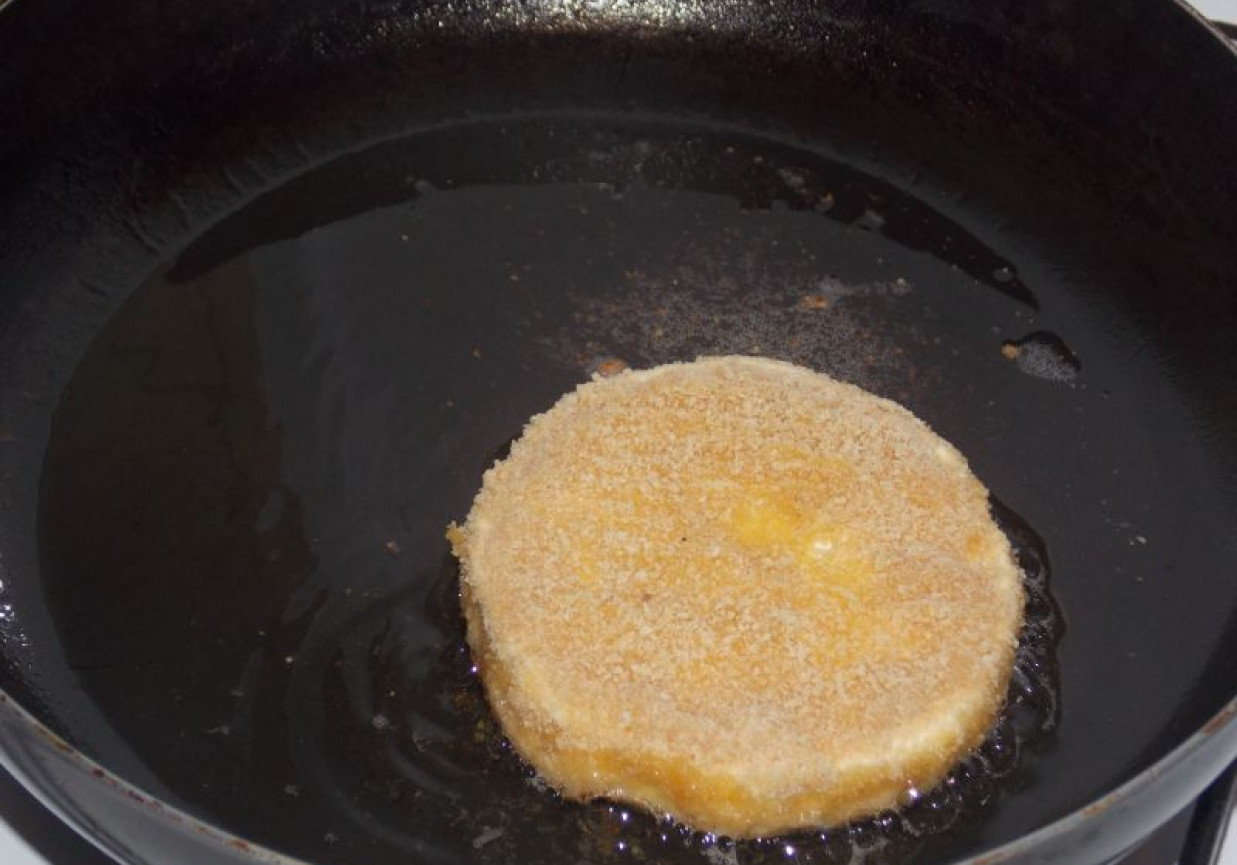 Smażony camembert z sosem czosnkowym foto