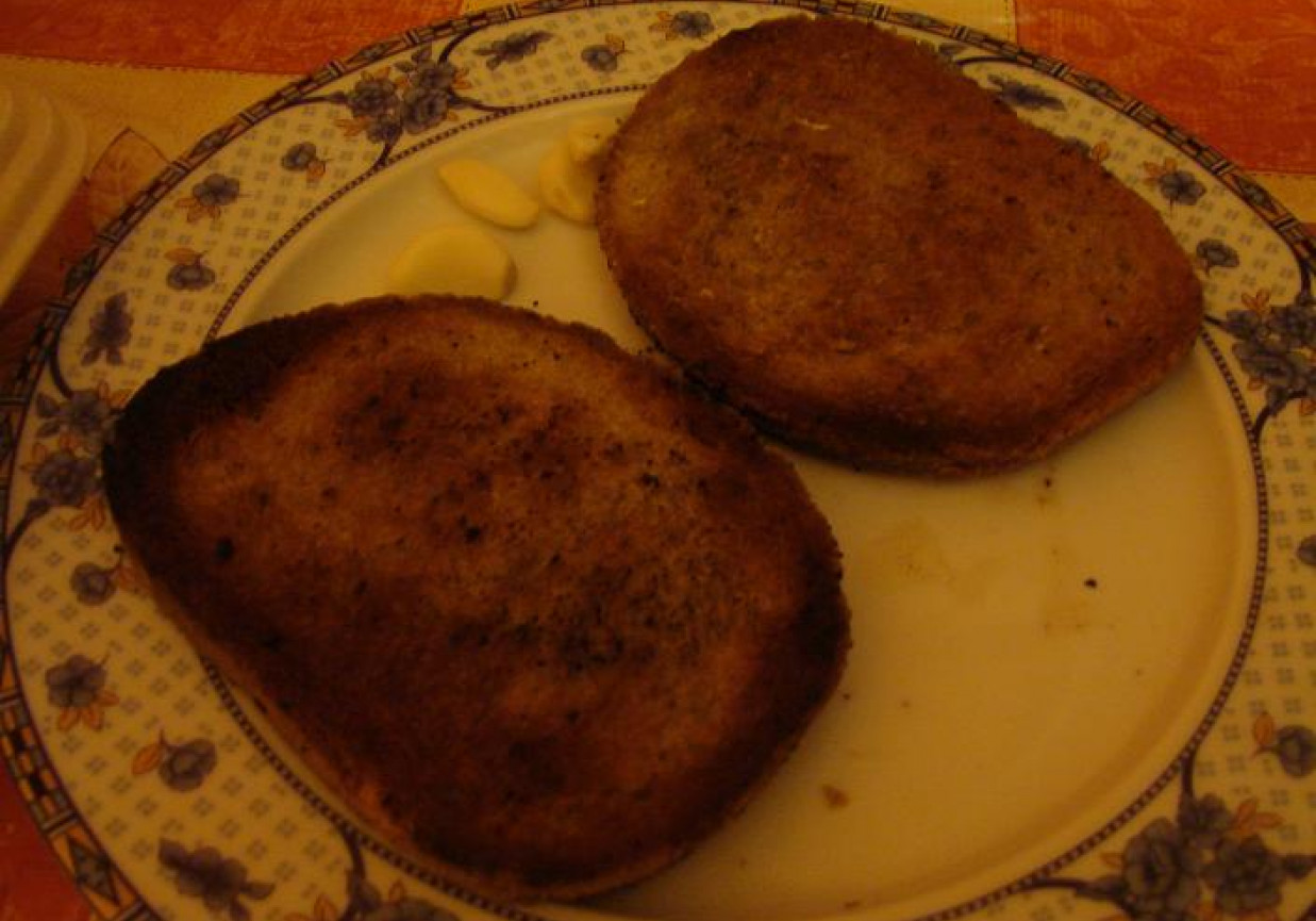 Smażony chleb na smalcu z czosnkiem foto