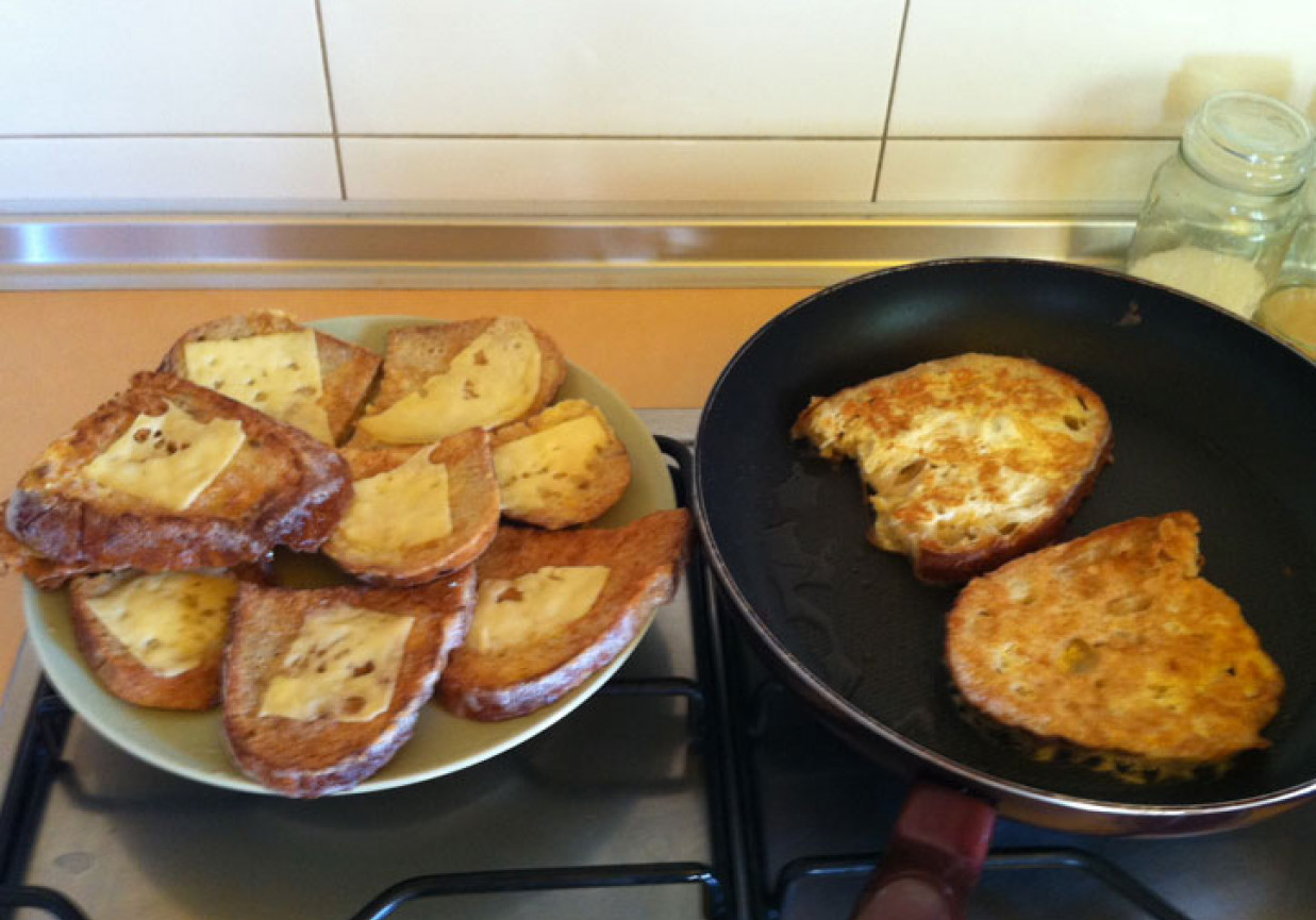 Smażony chleb z jajkiem i serem foto