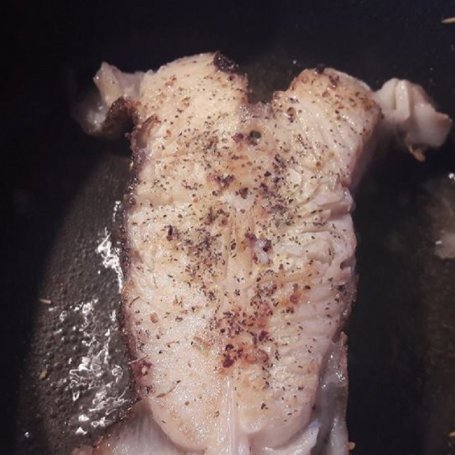 Krok 2 - Smażony halibut z zieloną fasolką, surówką z cukini na ciepło i puree z selera foto
