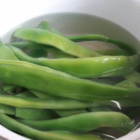 Krok 3 - Smażony halibut z zieloną fasolką, surówką z cukini na ciepło i puree z selera foto