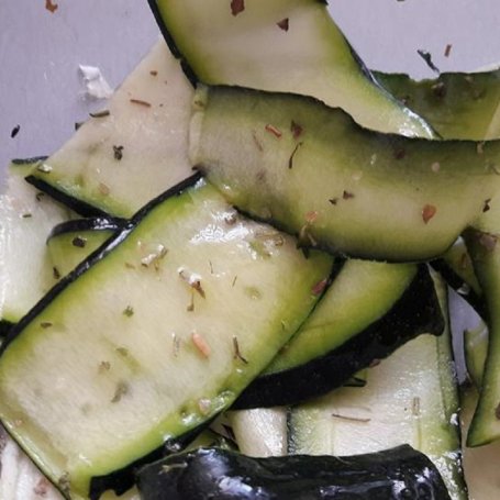Krok 5 - Smażony halibut z zieloną fasolką, surówką z cukini na ciepło i puree z selera foto
