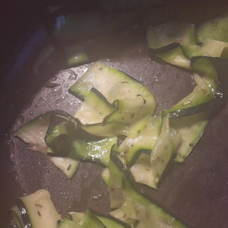 Krok 6 - Smażony halibut z zieloną fasolką, surówką z cukini na ciepło i puree z selera foto