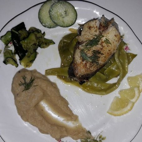 Krok 7 - Smażony halibut z zieloną fasolką, surówką z cukini na ciepło i puree z selera foto