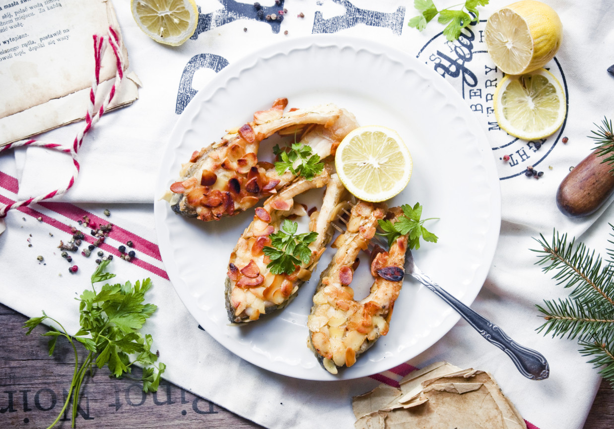 Smażony karp w płatkach migdałowych.*. foto