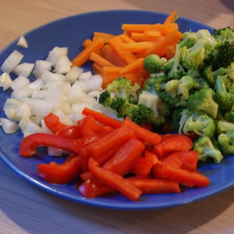 Krok 2 - Smażony makaron chiński z warzywami foto