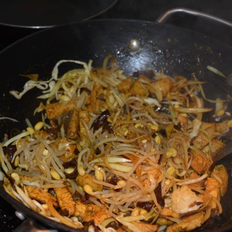 Krok 2 - Smażony makaron z kurczakiem w chińskim sosie foto