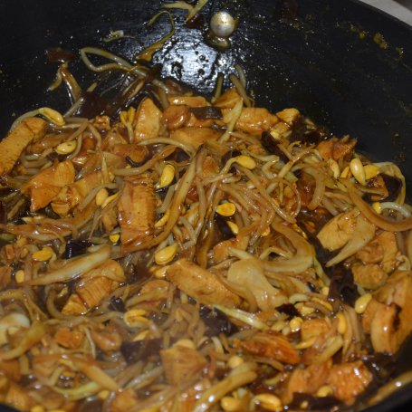 Krok 3 - Smażony makaron z kurczakiem w chińskim sosie foto