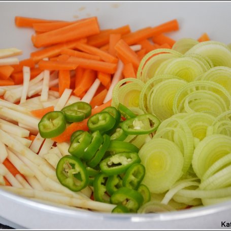 Krok 2 - Smażony makaron z kurczakiem, warzywami i grzybami mun foto