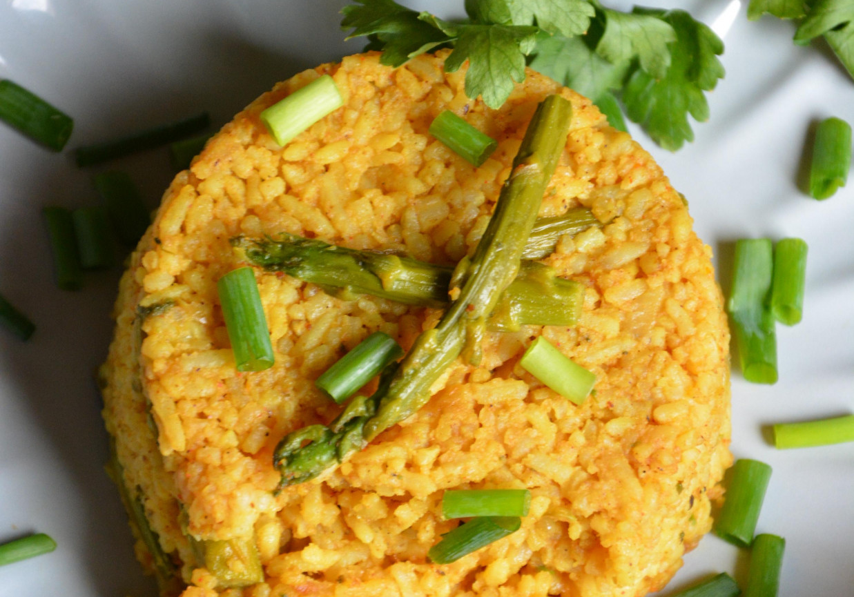 Smażony ryż curry ze szparagami foto