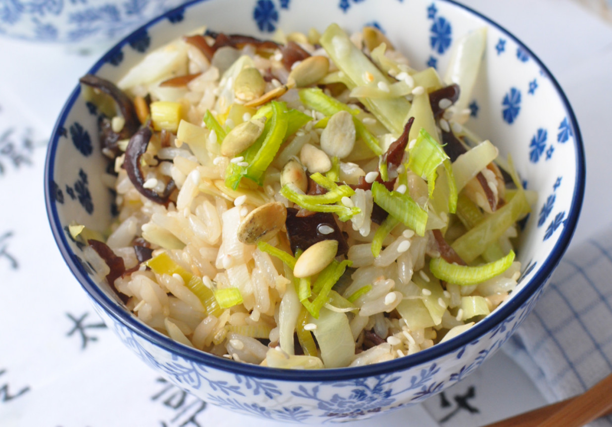 smażony ryż jaśminowy z grzybami mun foto