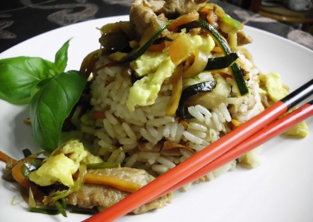Fotografia przedstawiająca Smażony ryż po tajsku