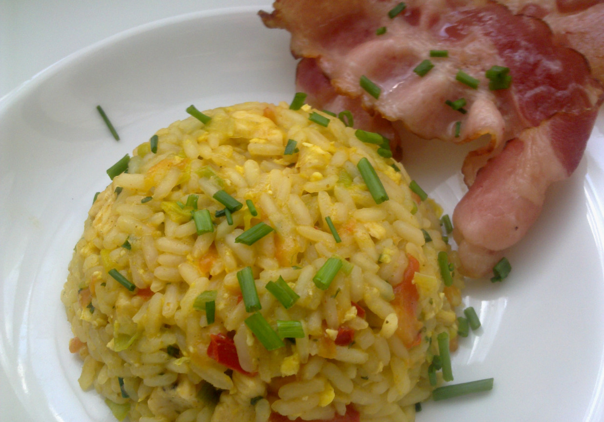 Smażony ryż z kurczakiem i jajkiem foto