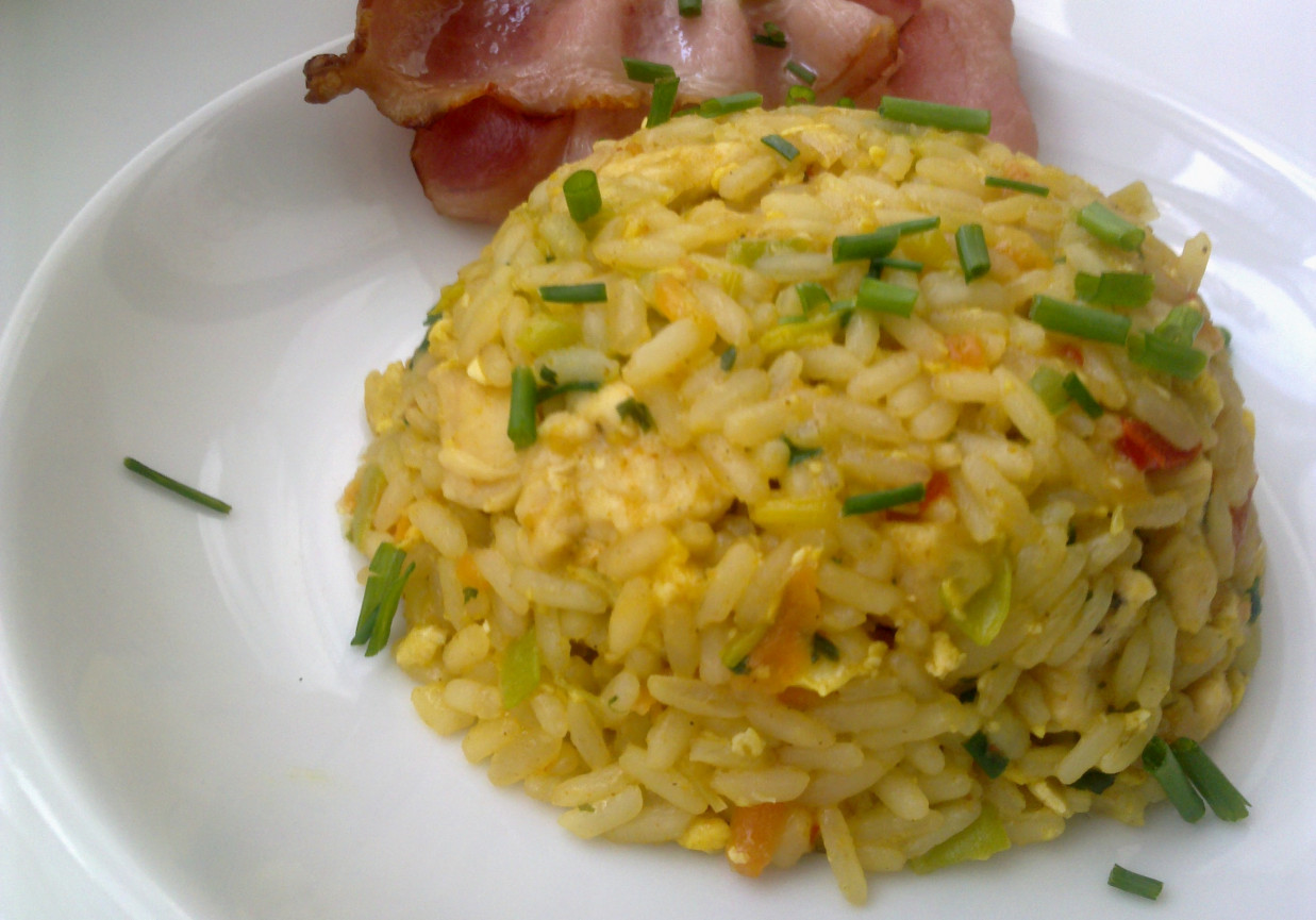 Smażony ryż z kurczakiem i jajkiem foto