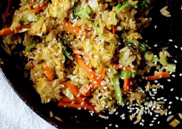 Fotografia przedstawiająca Smażony ryż z warzywami