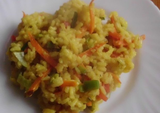 Fotografia przedstawiająca Smażony ryż z warzywami