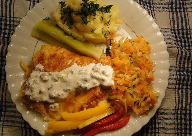Fotografia przedstawiająca Smażony SYR z tatarką- Polsko Czeski obiad