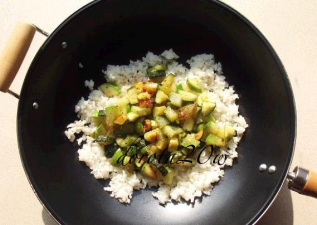Fotografia przedstawiająca Smażony w woku ryż z warzywami
