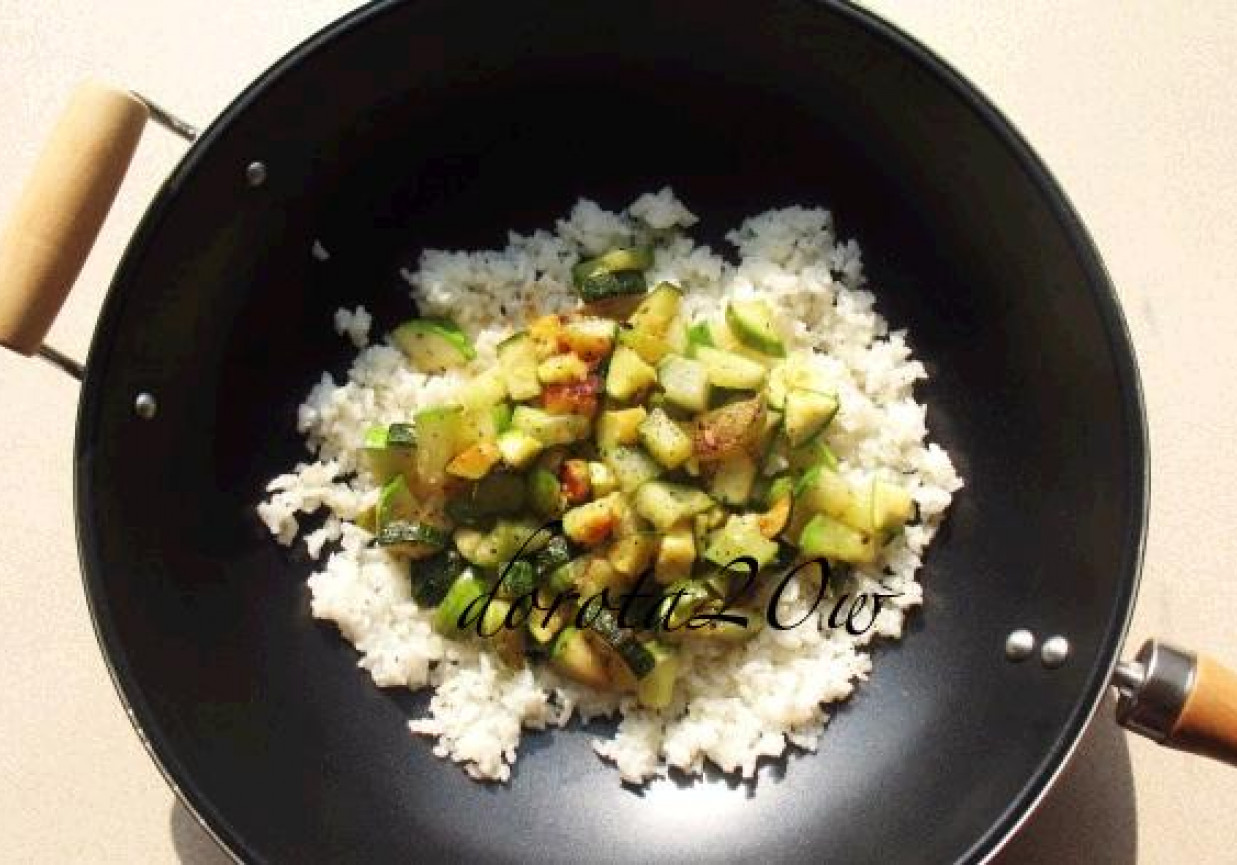 Smażony w woku ryż z warzywami foto