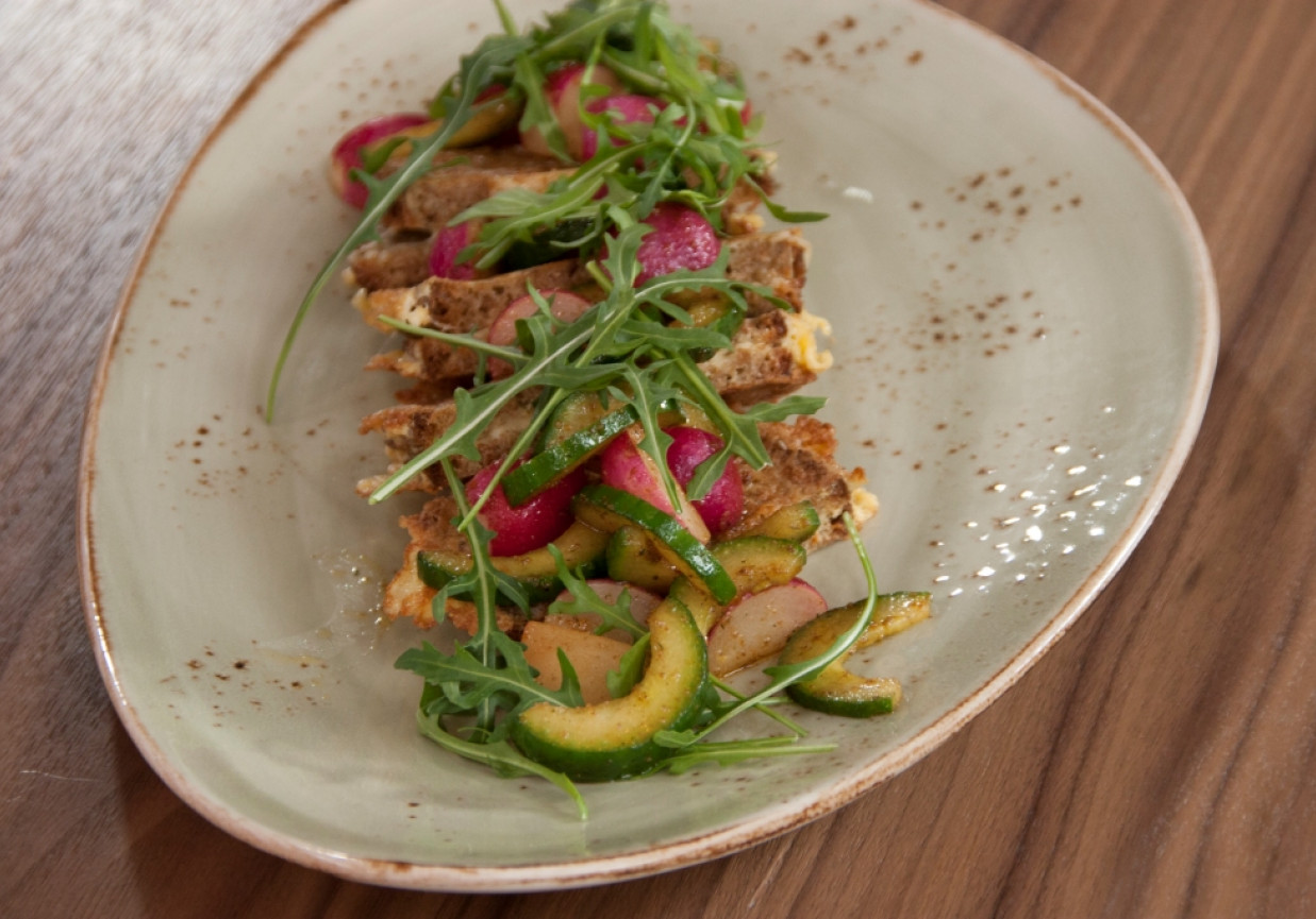 Smażony wiejski chleb w jajku z serem i smażonymi warzywami foto