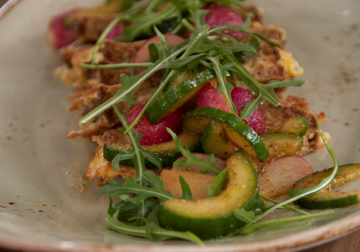 Smażony wiejski chleb w jajku z serem i smażonymi warzywami foto