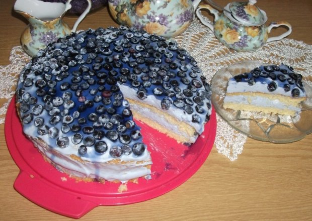Fotografia przedstawiająca Smerfny tort z jagodami