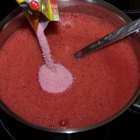 Krok 1 - Śmietana, jogurt i truskawki, czyli smacznie do kawki :) foto
