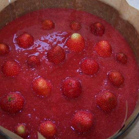 Krok 3 - Śmietana, jogurt i truskawki, czyli smacznie do kawki :) foto