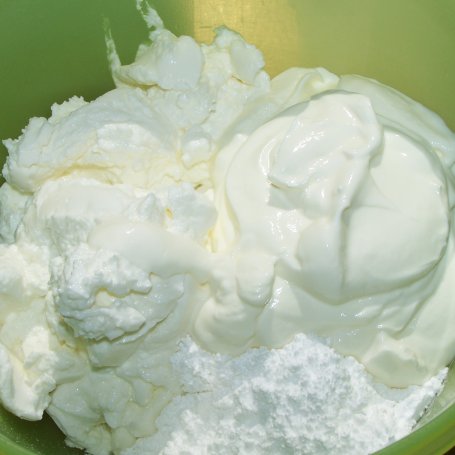 Krok 4 - Śmietana, jogurt i truskawki, czyli smacznie do kawki :) foto