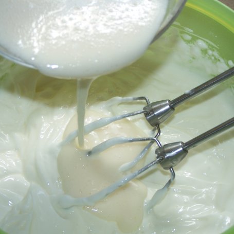 Krok 5 - Śmietana, jogurt i truskawki, czyli smacznie do kawki :) foto