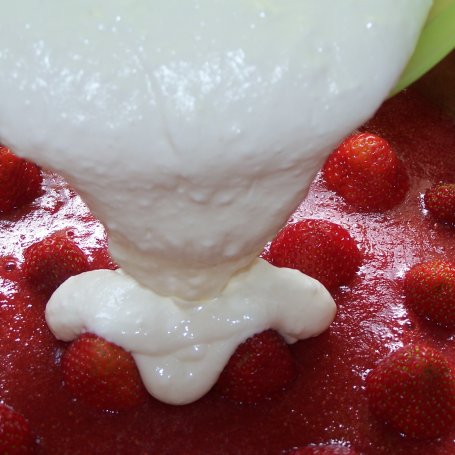 Krok 6 - Śmietana, jogurt i truskawki, czyli smacznie do kawki :) foto