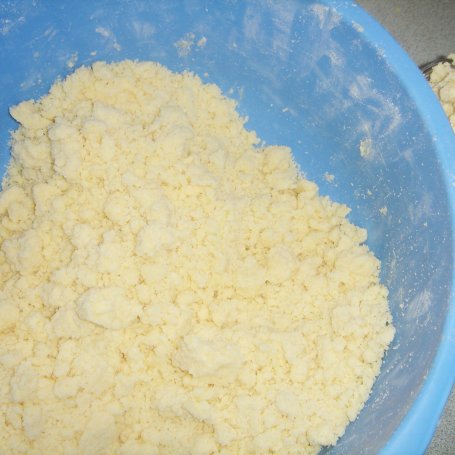 Krok 2 - Śmietankowe ciasto z borówkami, serem i kruszonką foto