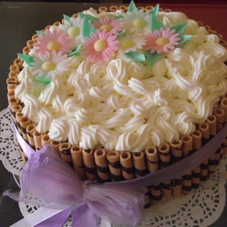 Krok 5 - Śmietankowo-truskawkowy tort urodzinowy Konczi foto