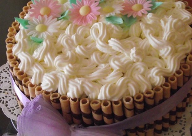 Fotografia przedstawiająca Śmietankowo-truskawkowy tort urodzinowy Konczi
