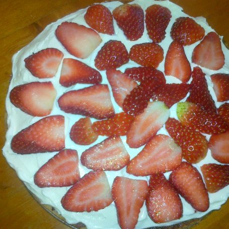 Krok 3 - Śmietankowo-truskawkowy tort urodzinowy Konczi foto