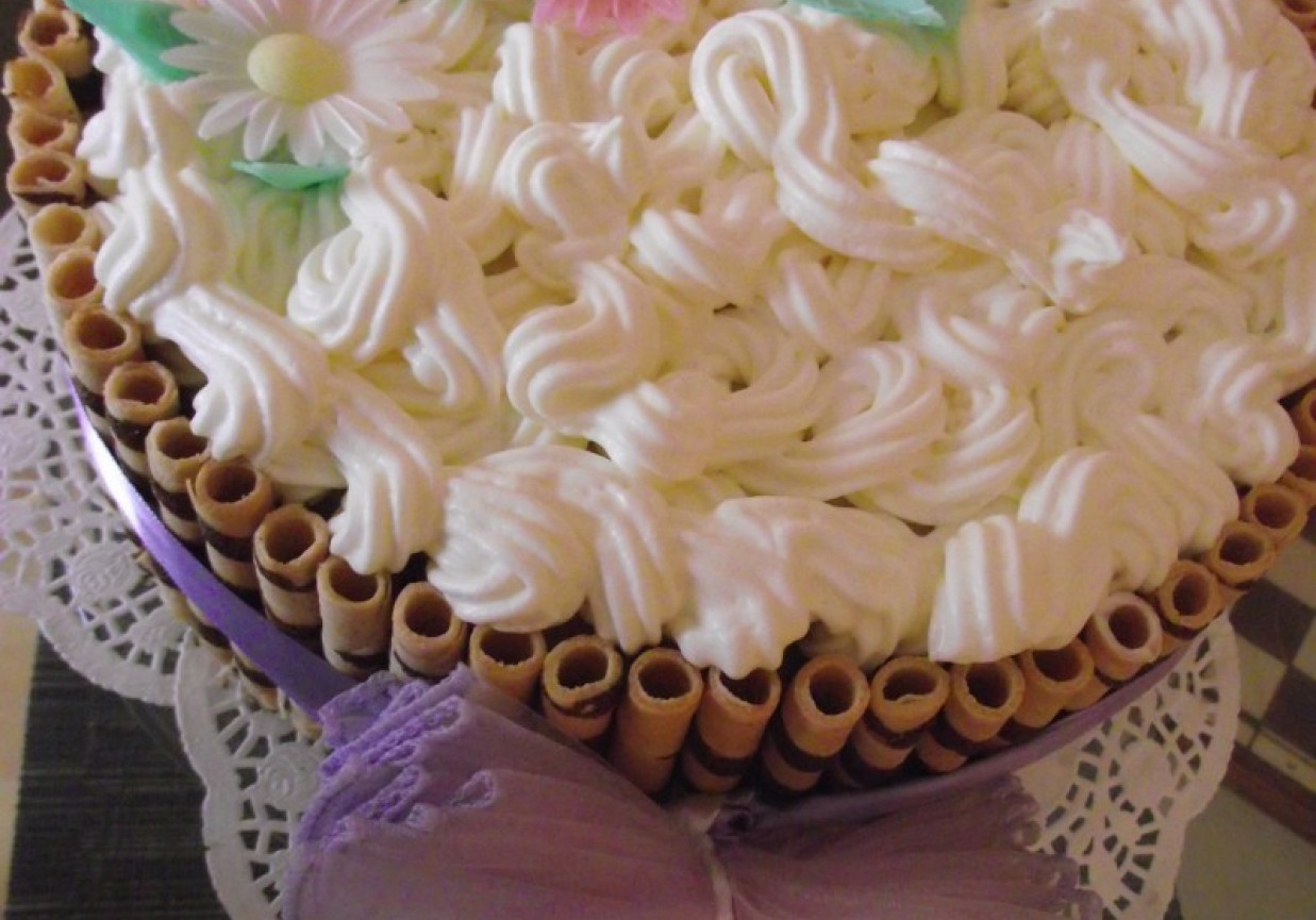 Śmietankowo-truskawkowy tort urodzinowy Konczi foto