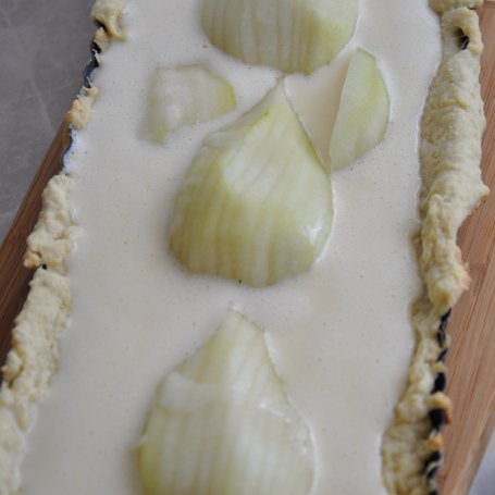 Krok 5 - Śmietanowa tarta z gruszką foto