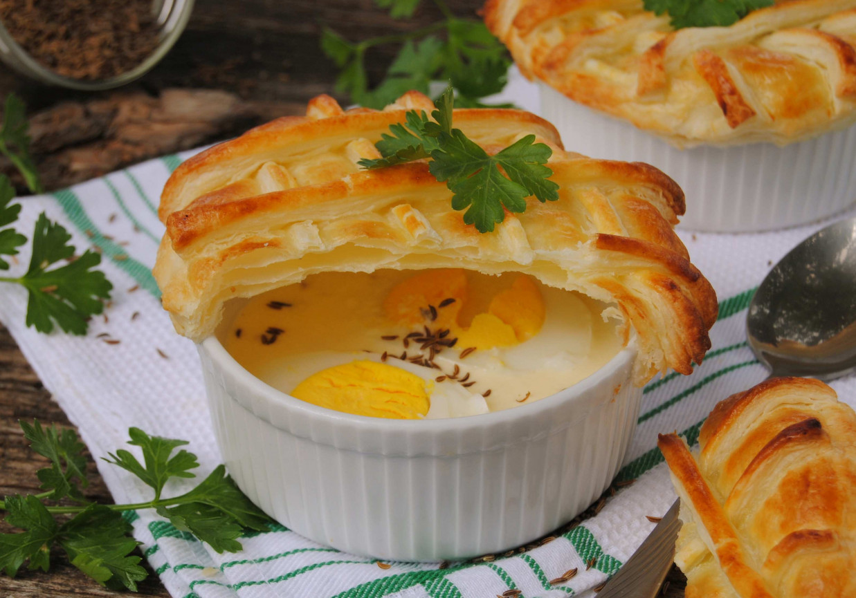 Śmietanowa zupa pod ciastem francuskim foto