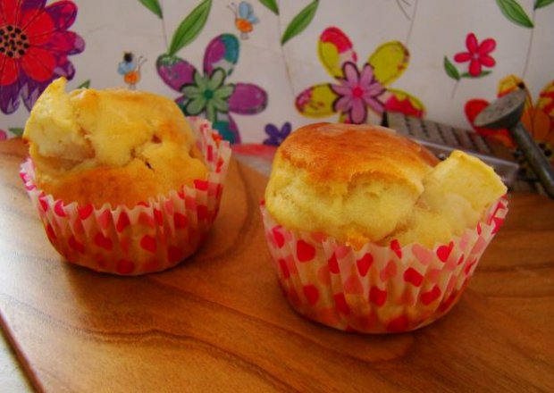 Fotografia przedstawiająca Śmietanowe muffiny z sporym jabłuszkiem