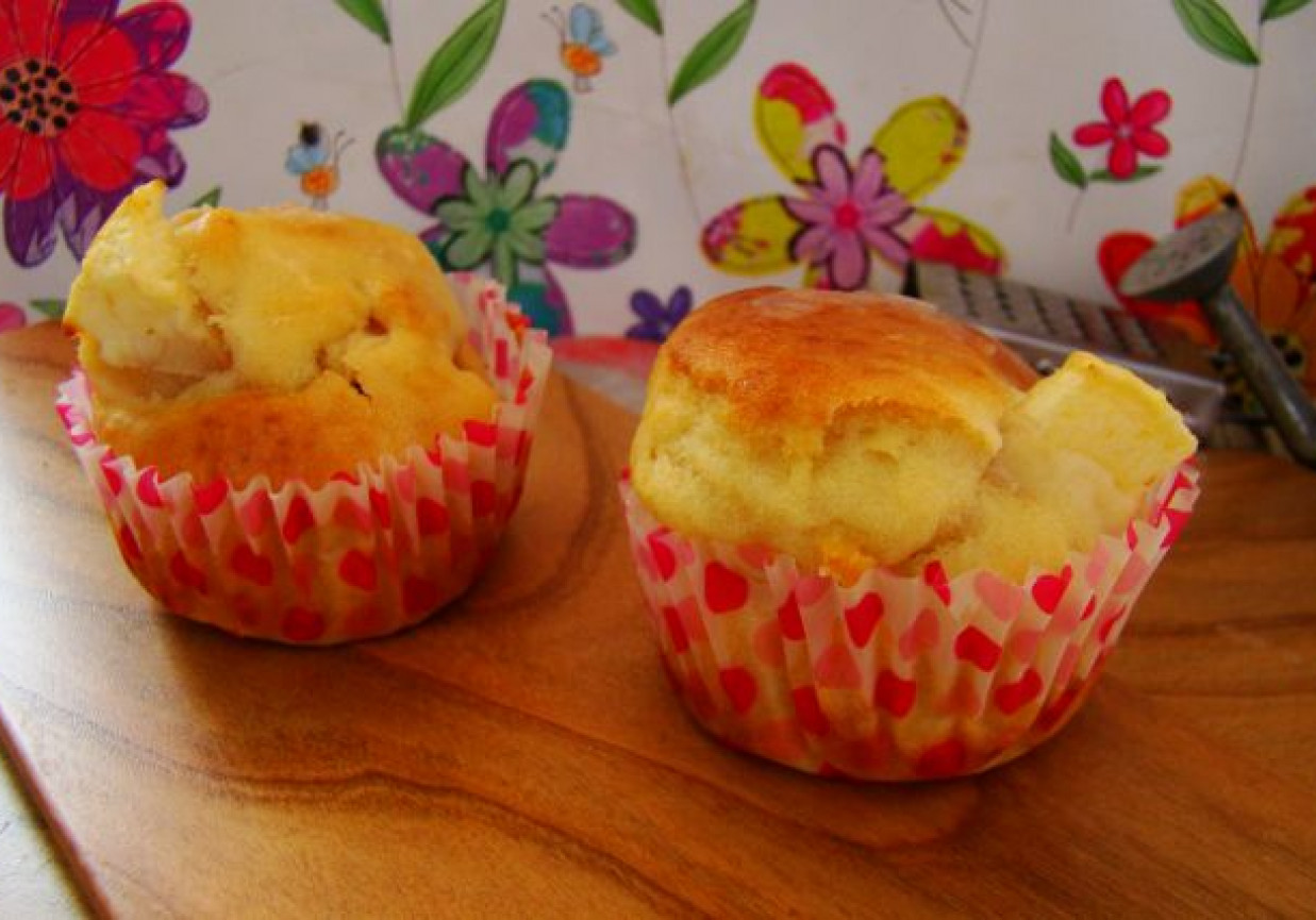 Śmietanowe muffiny z sporym jabłuszkiem foto