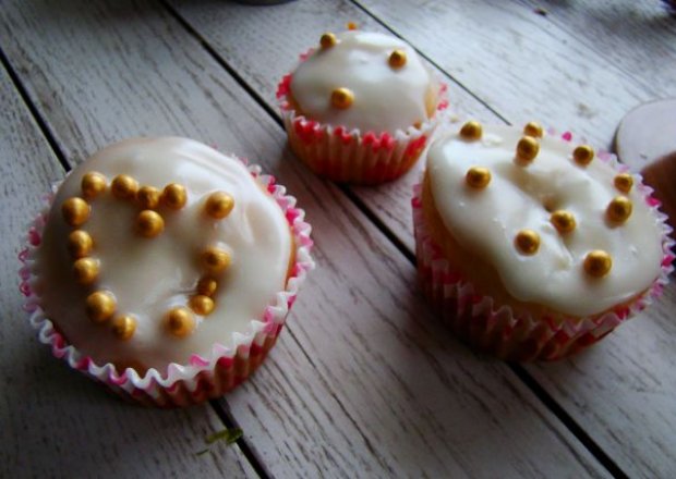 Fotografia przedstawiająca Śmietanowe muffiny z złotymi perełkami