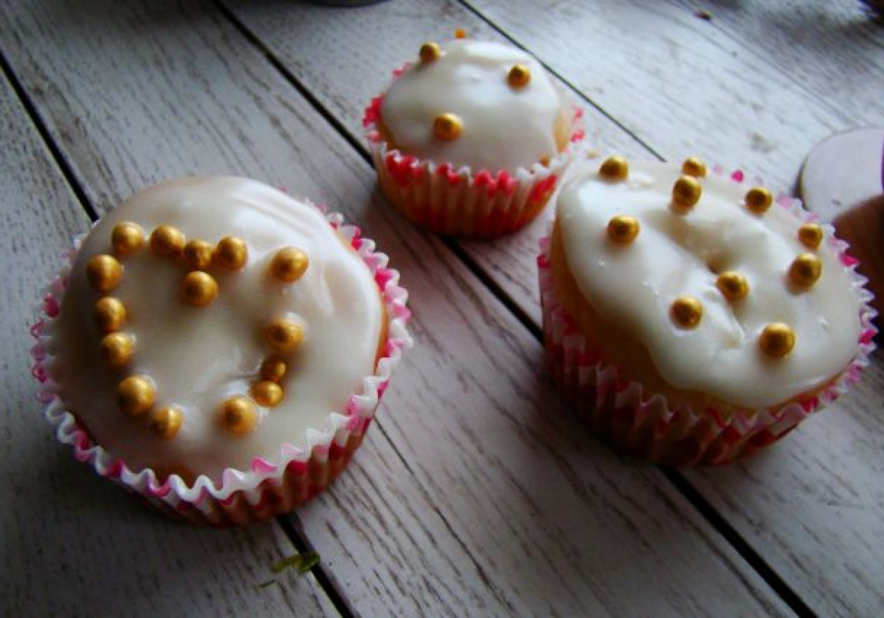 Śmietanowe muffiny z złotymi perełkami foto