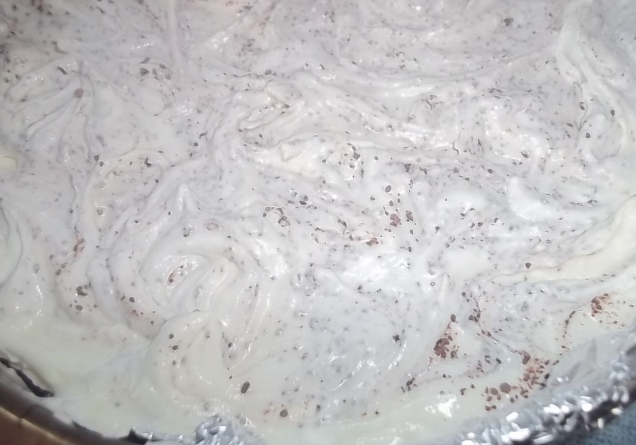 Śmietanowiec z białą czekoladą foto