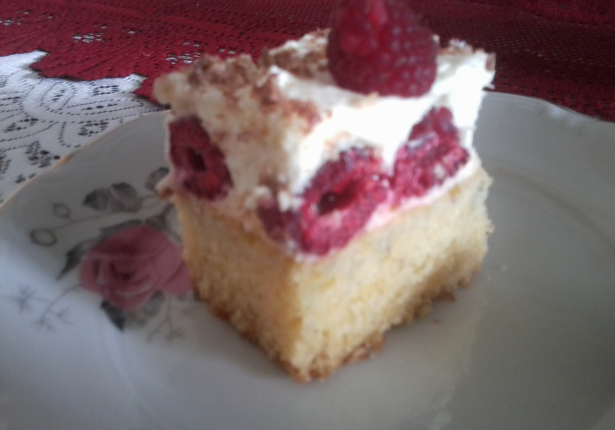 Śmietanowiec z malinami foto