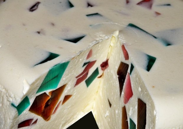 Fotografia przedstawiająca Śmietanowiec-jogurtowiec z galaretkami