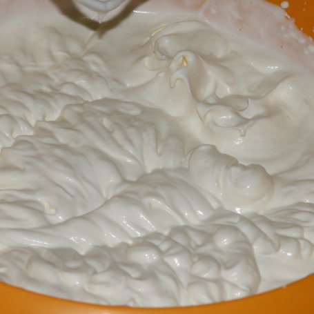 Krok 3 - Śmietanowiec-jogurtowiec z galaretkami foto