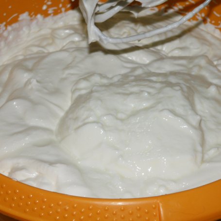 Krok 4 - Śmietanowiec-jogurtowiec z galaretkami foto
